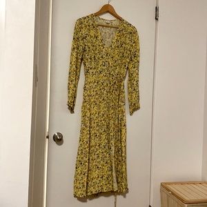 MOVING SALE! 
Pretty yellow wrap sun dress